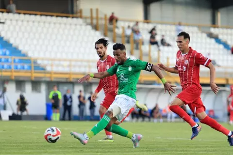 اشتباكات بالأيدي تحت أنظار البدري وكهربا.. الأهلي يكتسح الاتحاد في ديربي طرابلس (صور)